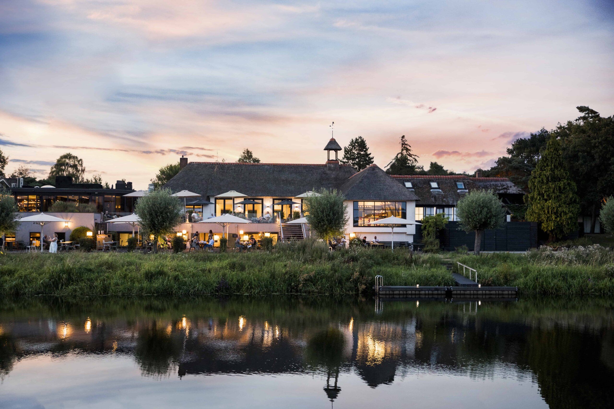 Congreslocatie aan het water - aan rivier

